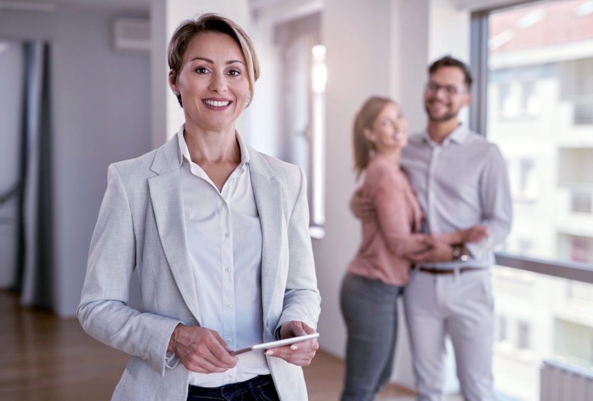 Agent immobilier accompagnant ses clients lors d'une visite