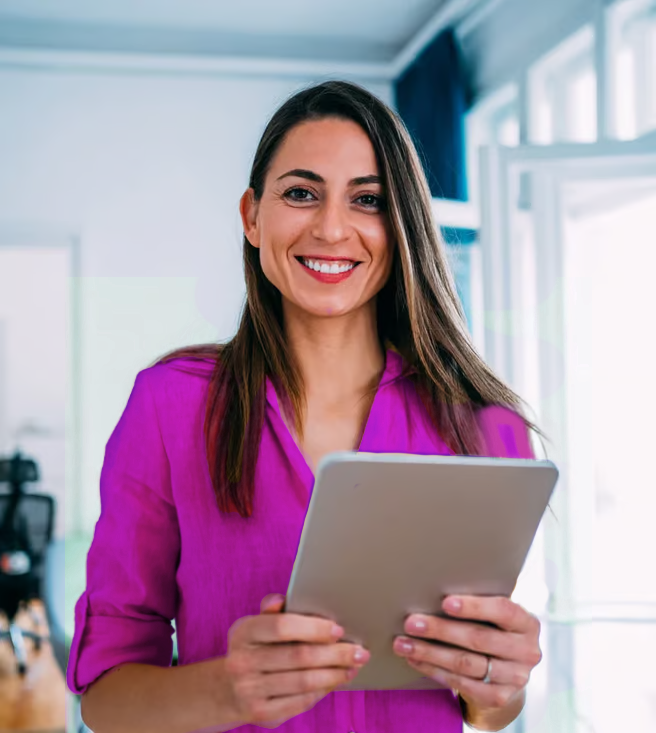 Professionnelle de l'immobilier avec tablette