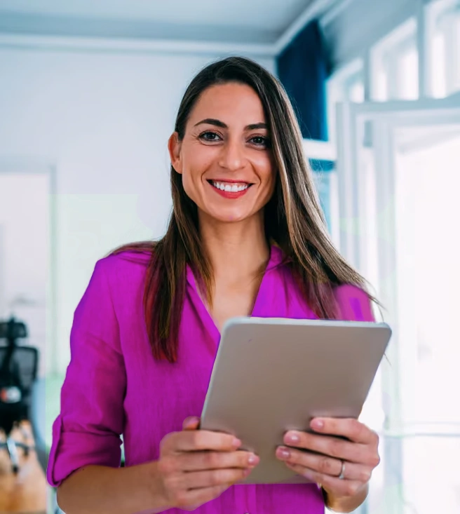 Professionnelle de l'immobilier avec tablette
